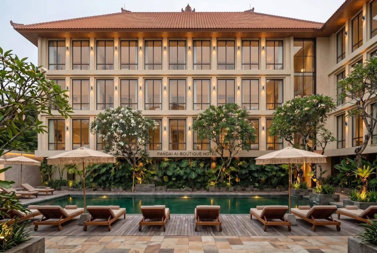 Симметричный фасад PandAI Boutique Hotel с бассейном и шезлонгами в яркий день