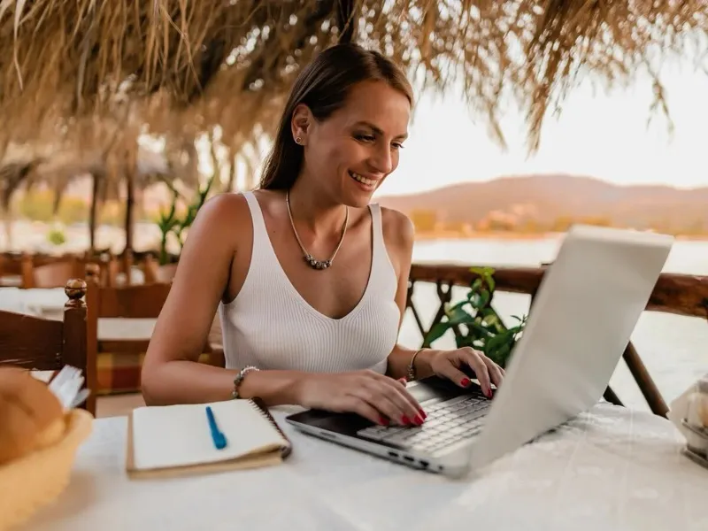 Digital nomad работает за ноутбуком на Бали